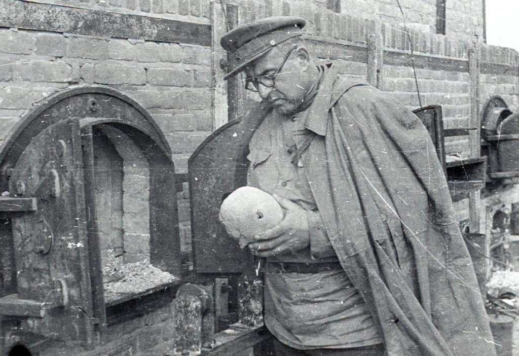 Suren Konstantynowicz Barutczew next to cremation furnaces, 1944, PMM 