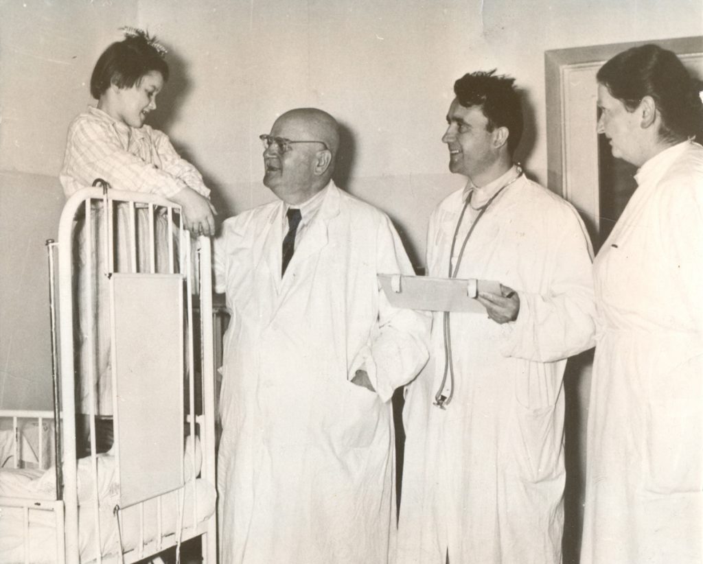 prof. dr Mieczysław Michałowicz during a medical visit at the Clinic of Pediatrics on Litewska Street, CKPSS